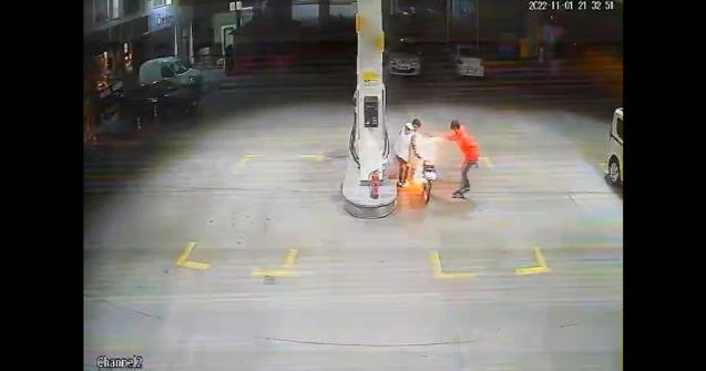 Sürücü ve yolcu yanmaktan son anda kurtuldu