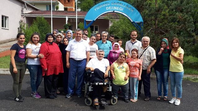 Korkmaz, engellileri yalnız bırakmıyor