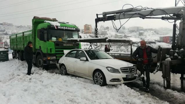 Tır otomobile çarptı... Faciadan dönüldü...