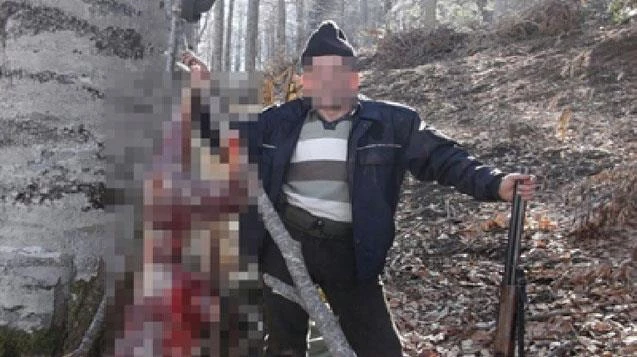  Avladığı karacanın derisini yüzüp Facebook