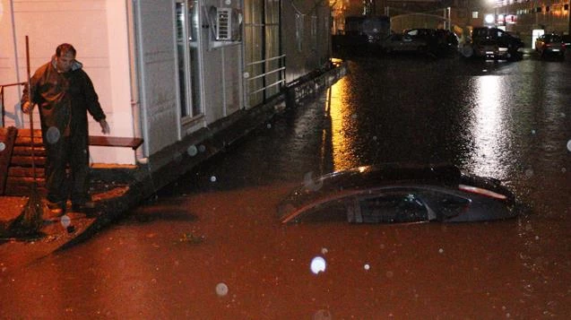 Otomobiller sulara gömüldü...