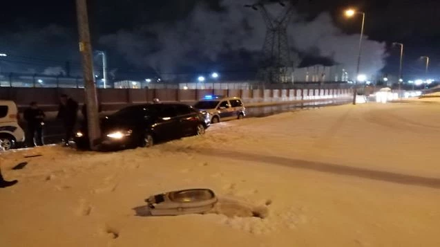 Direksiyon hakimiyetini kaybeden sürücü direğe çarptı