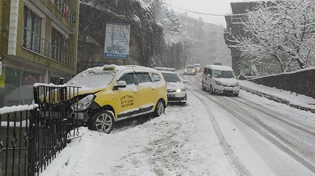 Taksici, kayan yokuşta çarparak durabildi