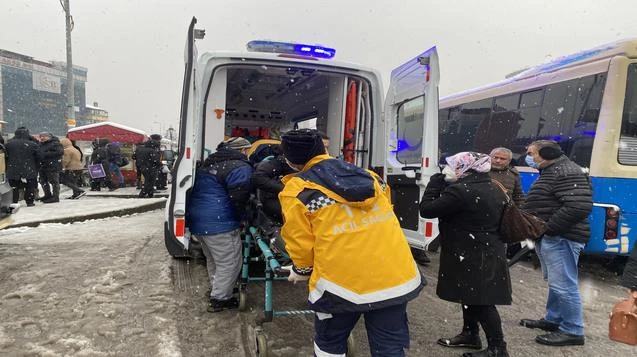 Yolcu minibüsü durağa girerken karda kaydı