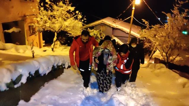 Sağlık ekiplerinin karla mücadelesi hız kesmiyor