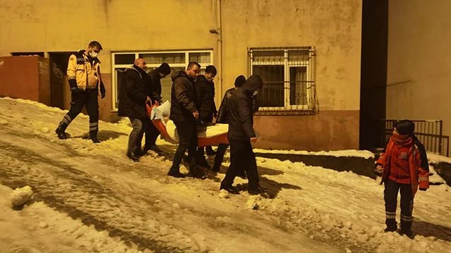 Buzlu zeminde güçlükle ambulansa taşıdılar