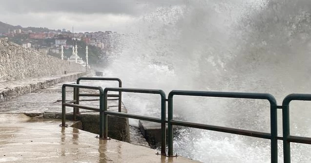 Zonguldak’ta dalgaların boyu 5 metreyi buldu