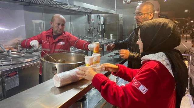 Deprem bölgesinde yardımlarını sürdürüyorlar