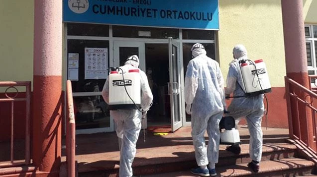 Sınav yapılacak okulları belediye ekipleri dezenfekte ediyor