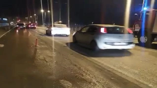 Elektrik direğine çarptı