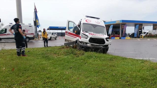 Ambulans ile otomobil çarpıştı