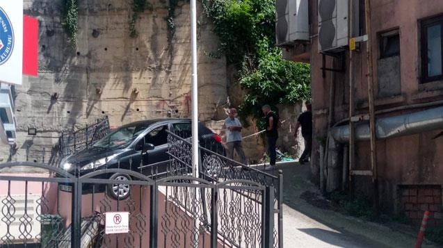 Kontrolden çıkan otomobil havada asılı kaldı