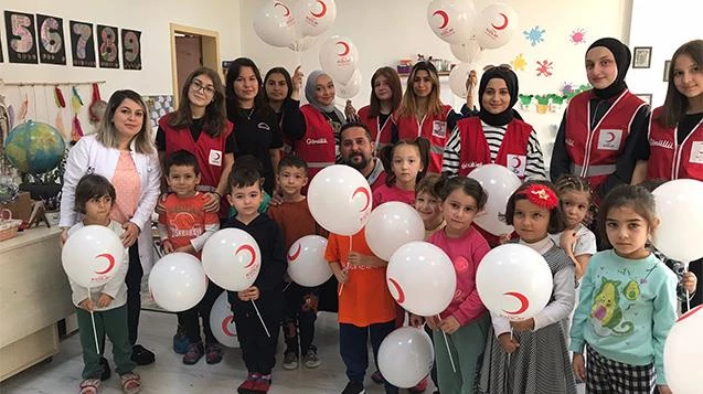 Kızılay gönüllüleri köy okulunda Cumhuriyeti kutladı