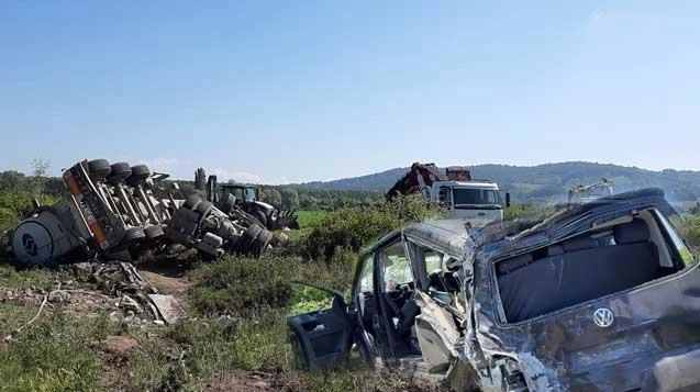 Beton mikseri ile işçi servisi çarpıştı: 1 ölü 5 yaralı...