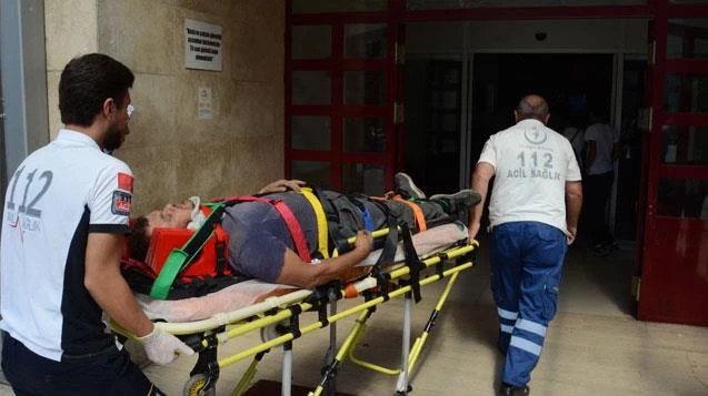 Duvar ören işçi 1,5 metreden düştü