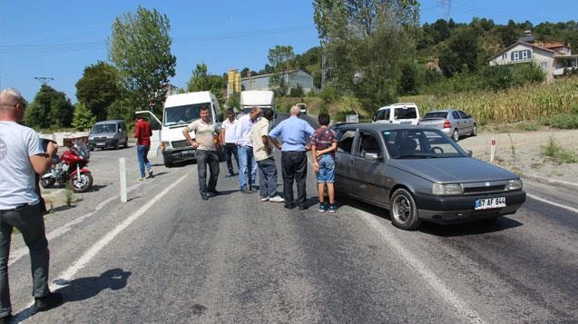 Minibüs otomobile çarptı: 2 yaralı