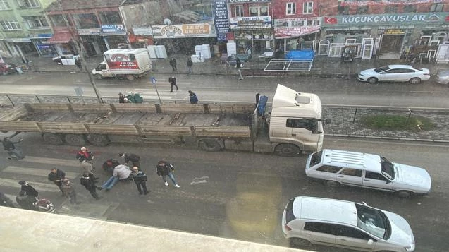 Yaya geçidinden geçen vatandaşa çarptı