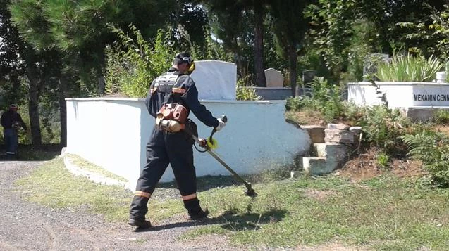 Mezarlıklar bayrama hazır...