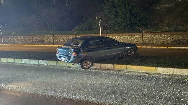 Beton mikseri otomobile çarptı