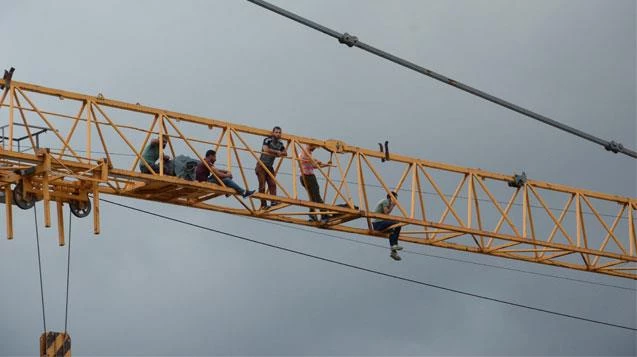  İşçilerden eylem... Kule vince çıktılar