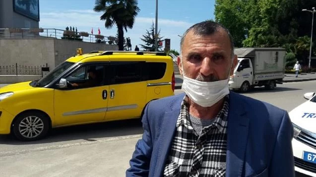 Namaz kılarken telefonunu kaptırdı