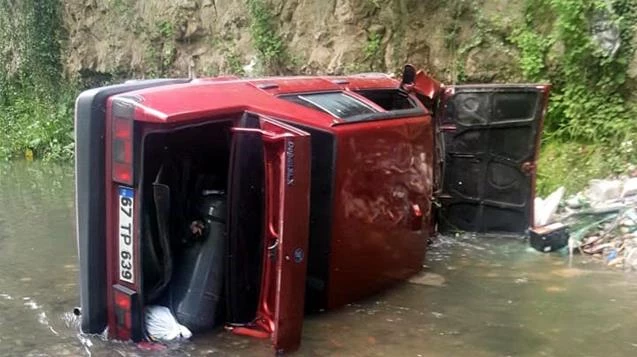 Otomobil dereye uçtu...