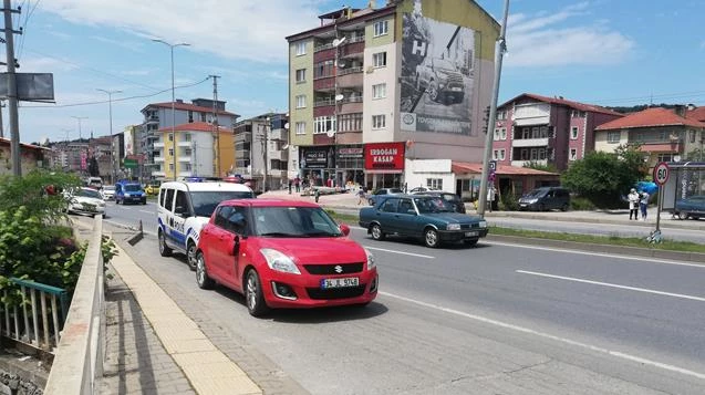 Yolun karşısına geçmek isterken otomobil çarptı