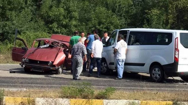 Minibüs ile otomobil kafa kafaya çarpıştı
