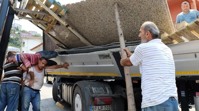 22 tonluk mermerin altında kaldı
