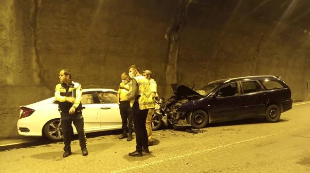 Yabancı plakalı araç tünelde ters yöne girdi: 3 yaralı