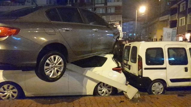Sıradışı kaza... Otomobillerin üzerine uçtu