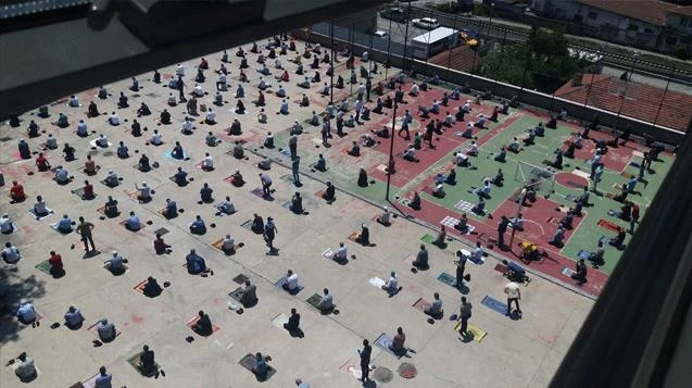 Vatandaşlar Cuma Namazı için alanları doldurdu