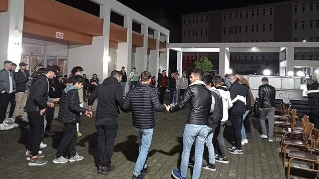 Öğrencilere ikram ve halaylı motivasyon