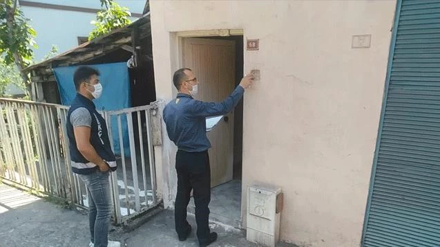 Engellilerin maaşlarını polis ekipleri dağıttı