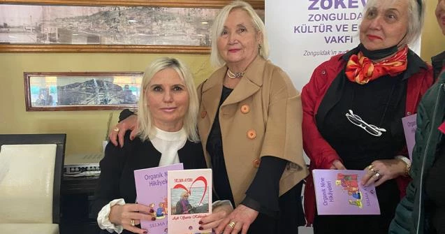  İki kitabını hayranlarıyla buluşturdu