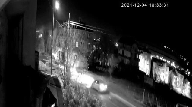 Köpeği ezip geçen sürücüler kameralara yakalandı