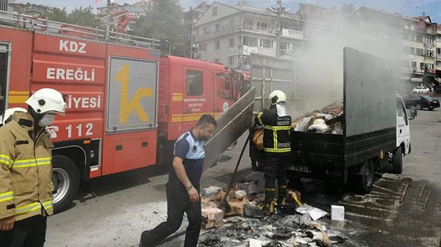 Karton yüklü kamyon alev aldı