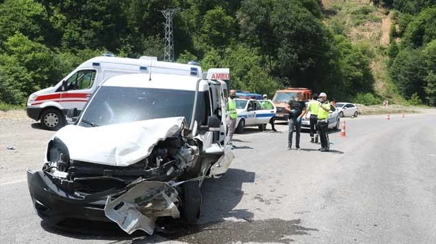 İki otomobil çarpıştı