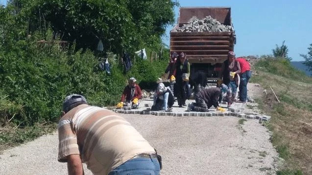Kadınlar yol genişletme çalışmasında imece usulü çalışıyor
