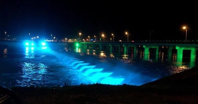 Genç adam köprüye çıktı, polis ikna etmeye çalıştı