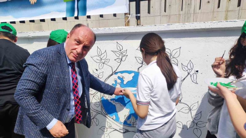 Çuvallarla yarıştılar, duvara resim çizdiler