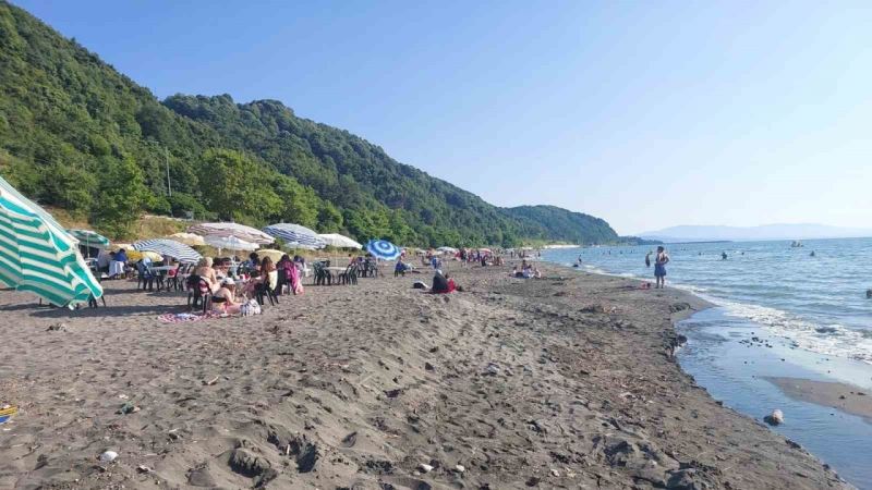 Kdz. Ereğli’de sıcak havadan bunalan vatandaşlar denize koştu