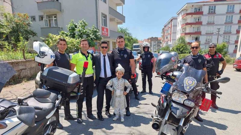 Küçük Erbakan’a Yunus polislerinden jest