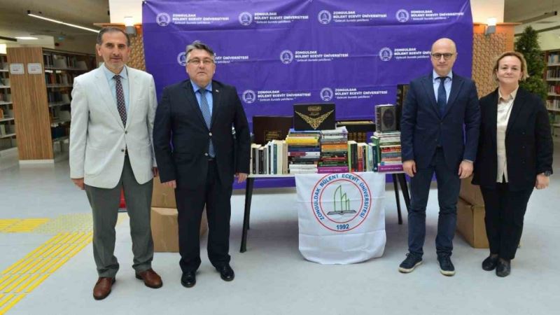 Özer, ZBEÜ kütüphanesine kitap bağışında bulundu