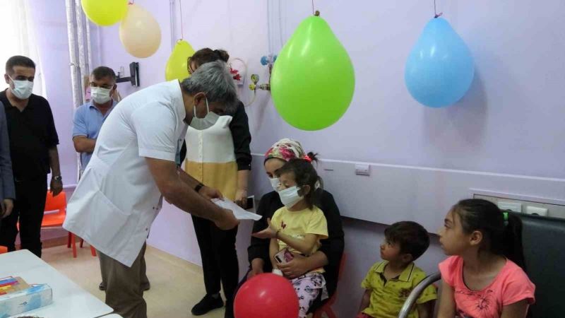 Yandal kliniğinde tedavi gören çocuklar karne heyecanı yaşadı